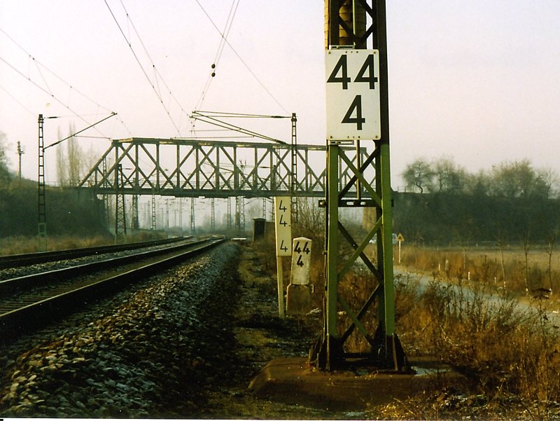 Interressante Kilometerangabe am 10.12.1991 an der Bahnhofseinfahrt von Naumburg(S.)Hbf von Richtung Leiling.