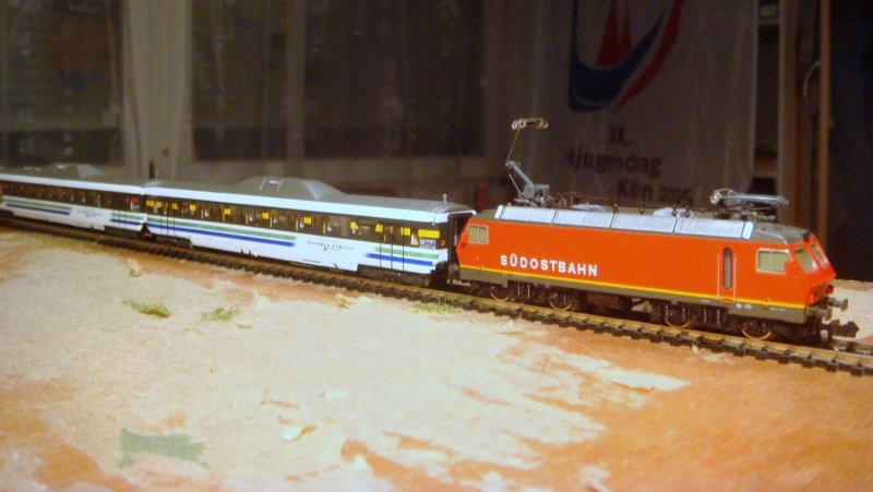 Inventar Spur N: Re 446 448 der SOB von Roco mit den nicht ganz dazu passsenden VAE-Wagen von Exclusive Models Wabu. 