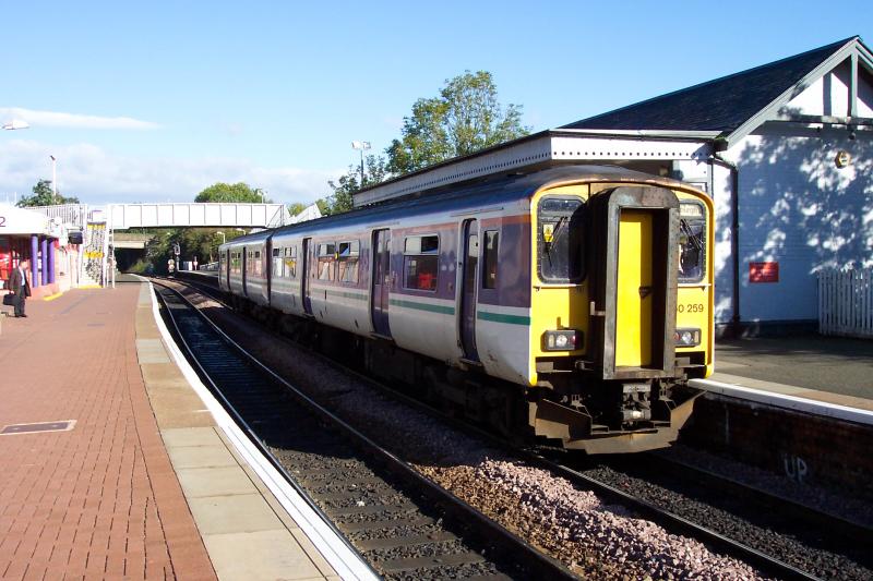 Inverkeithing - Class 150 Zug auf dem Weg nach Edinburgh. Auf der Fife Circle Line teilt sich die Strecke hinter Inverkeithing - ab dann k�nnen die Z�ge entweder gleich n�rdlich nach Markinch via Dunfernline fahren oder erst �stlich via Aberdour fahren. In jedem Fall kommen die Z�ge nach etwas mehr wie einer Stunde wieder hier an