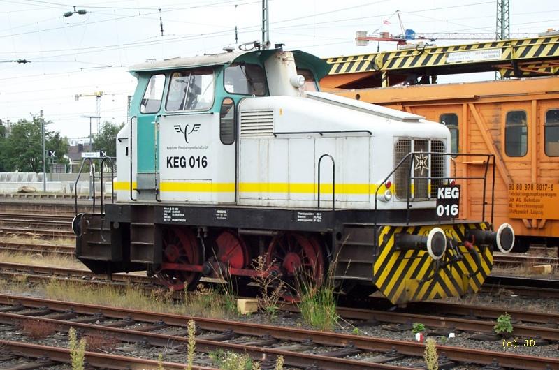 inzwischen schon Geschichte: KEG 016, eine kleine Diesellok der Firma Heschel mit Stangenantrieb am 2.9.2001 im Bf Troisdorf