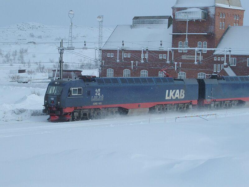 IORE 103/104  Lulea/Gllivare  fhrt mit beladenen Erzzug von Kiruna nach Narvik am 18.03.2006 durch den Bahnhof Vassijaure.