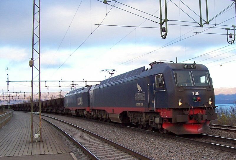 IORE 105/106  Narvik/Kiruna  mit leeren Erzzug fhrt am 06.10.2006 von Narvik kommend in die Station Bjrkliden ein.