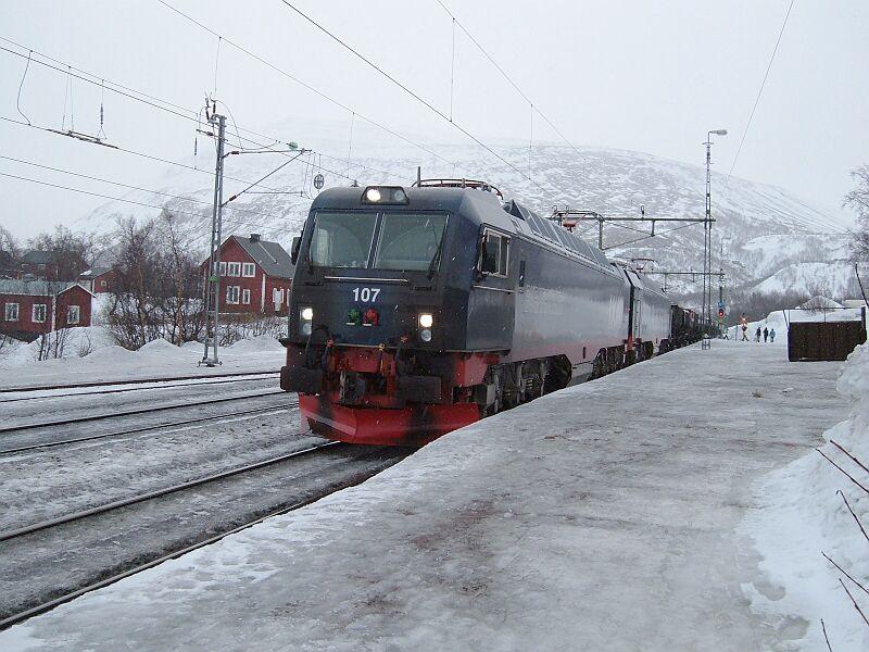 IORE 107/108  Svappavaare/Tornetrsk  mit beladenen Erzzug nach Narvik am 17.03.2006 in Bjrkliden, an diesem Tag hat es geregnet, zu dieser Jahreszeit sehr selten in Lappland.