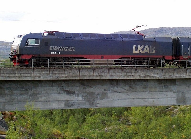 IORE 115  Stenbacken  am 30.08.2007 auf der 2.Neubau-Betonbrcke bei der Bedarfshaltestelle Ssterbekk. Es war die letzte IORE-Lok die ich gesehen habe, die nchsten 6 Tage fuhren nur noch Dm3 Kiruna - Narvik, ein Jahr vorher waren es etwa je 50%.