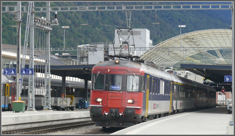 IR 10790 mit RBe 540 039-5 verlsst Chur um 18.37 Uhr. (23.06.2009)