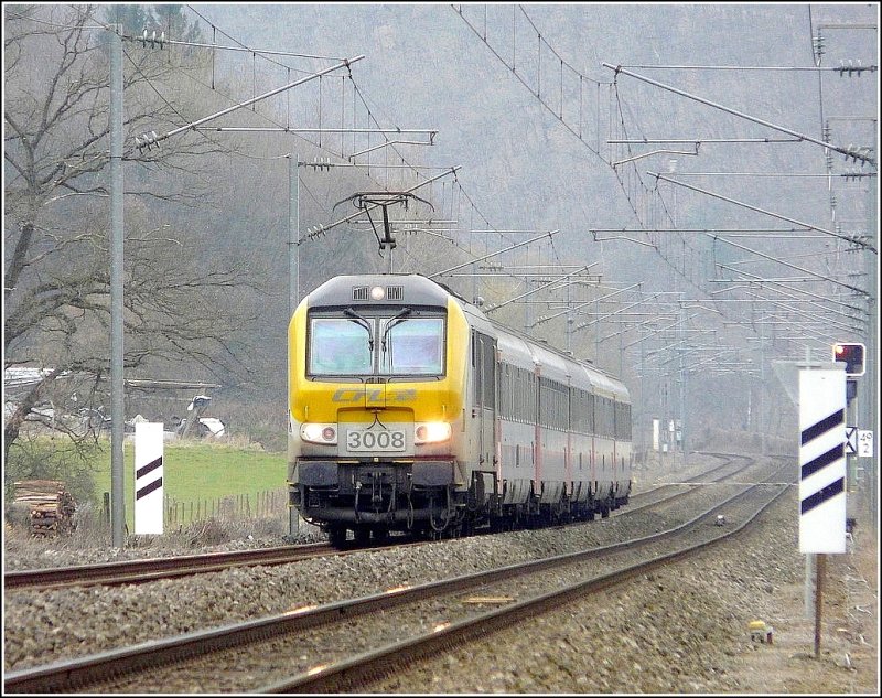 IR 114 kommt aus Liers und fhrt am 22.03.09 in der Nhe von Erpeldange/Ettelbrck seinem Ziel Luxemburg entgegen. (Jeanny)