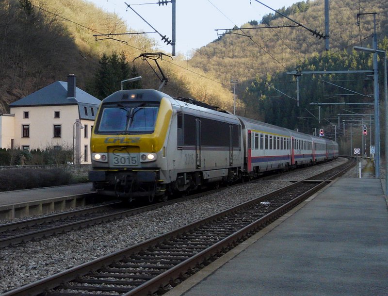 IR 116 mit E-Lok 3015 braust durch den Bahnhof von Goebelsmhle. 11.02.08