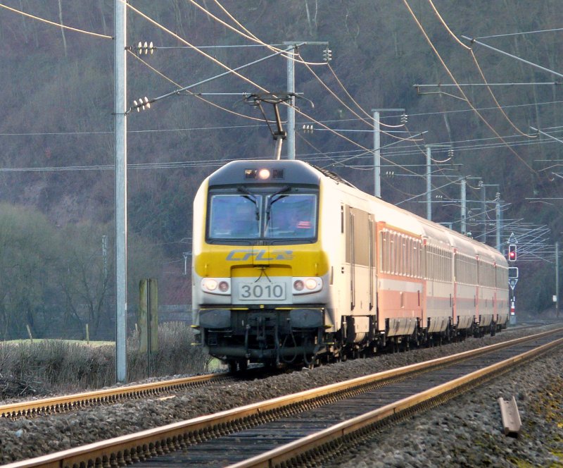 IR 116 mit Lok 3010 fhrt kurz hinter Ettelbrck in Richtung Troisvierges am Sonntagnachmittag den 13.01.08 an mir vorbei.