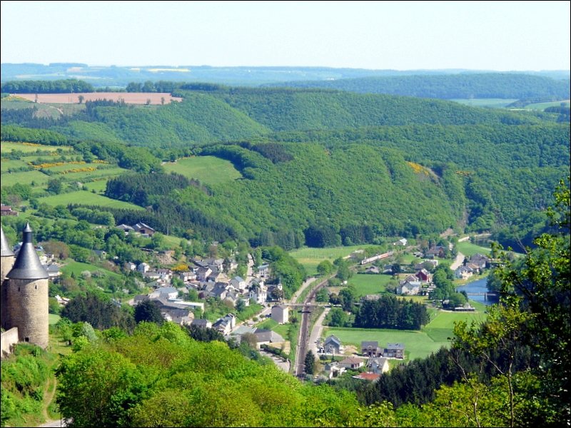 IR 116 in Richtung Lttich fhrt durch Michelau, links im Bild sieht man einen Teil der Burg Bourscheid. Das Foto wurde vom Aussichtspunkt  Uerbegsbierg  (419 m) am 12.05.08 gemacht.