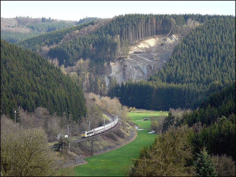 IR 118 in Richtung Lttich fhrt an einem Steinbruch in der Nhe von Sassel vorbei. Das Bild wurde am 25.04.08 von einer Anhhe beim Kloster von Fnfbrunnen (Cinqfontaines) gemacht.