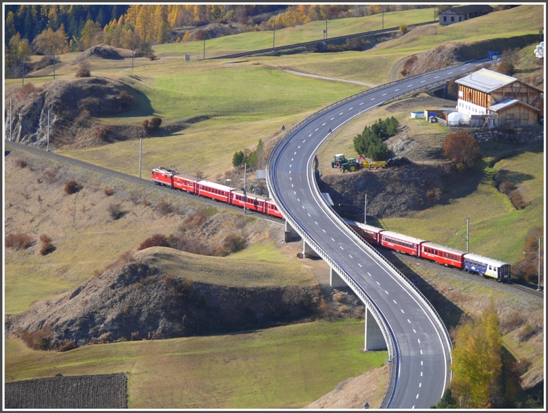 IR 1244 nach Disentis/Mustr verlsst Ardez. (29.10.2009)