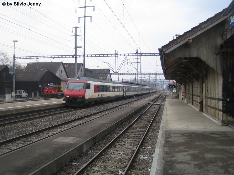 IR 2117 in Oberwinterthur mit fhrendem Bt 50 85 28-94 931-8. Dieser Bt war der erste seiner Serie mit dem definitiv neuen EW IV-Anstrich, und dies eher unfreiwillig. Anlsslich einer Medienorientierung prsentierte die SBB im Jahre 2002 die modernisierte Flotte der EW4 mit dem Bt 905, der einen leicht abweichenden Anstrich hatte. Dies passte allerdings nicht allen, so entschied man sich fr die nderung, aber das vorlufig keine Bt's den neuen Anstrich erhalten, weil sie noch lange nicht Revisionsfllig sind... doch kurz darauf verunfallte der Bt 931 und er kam so zu seinem neuen Anstrich...