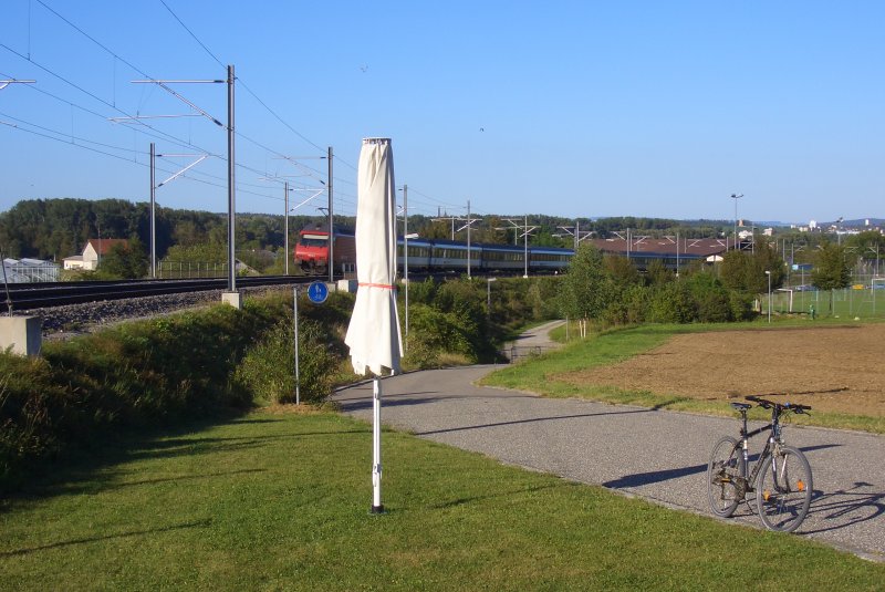 IR 2129 mit Re 460 001-1 ist eben durch Tgerwilen Dorf gefahren und macht sich auf den Weg Richtung Kreuzlingen und Endbahnhof Konstanz. 30.08.08.