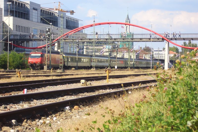 IR 2132 mit Re 460 082-1  Ceresio  am Haken (dieser Zug knnte theoretisch komplett grn sein, wenn der 2. Wagen kein Railvox htte.) hat soeben Konstanz verlassen und begibt sich auf Weiterfahrt Richtung Kreuzlingen, Zrich, Biel. 13.09.09.