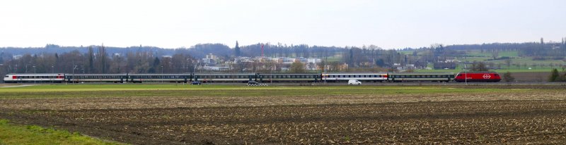 IR 2140, mit Lok RE 460, kurz nach der Ausfahrt in Kreuzlingen, er fhrt durch das  Tgermoos , im Hintergrund Kreuzlingen-West