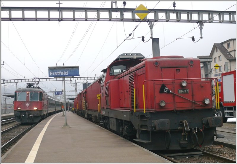 IR 2169 mit Re 4/4 II 11249 hlt in Erstfeld neben Bm 4/4 18437 mit einem Tunnelrettungszug. (10.01.2009)