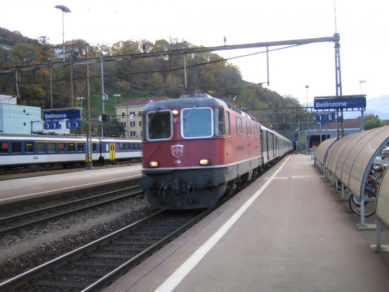 IR 2188 nach Basel SBB mit fhrender Re 4/4'' 11154 bei der Einfahrt am 12.11.05 in Bellinzona.