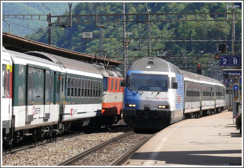 IR 2259 mit Re 460 020-1 kreuzt in Bellinzona den IR 2276. (03.06.2008)