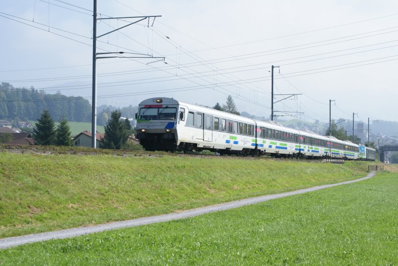 IR 2418 befindet sich am 30.8.08 zwischen Uznach und Schmerikon.