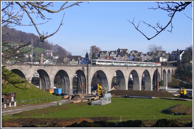 IR 2422 Voralpenexpress von Romanshorn nach Luzern berquert die Glatt in Herisau. (08.12.2008)