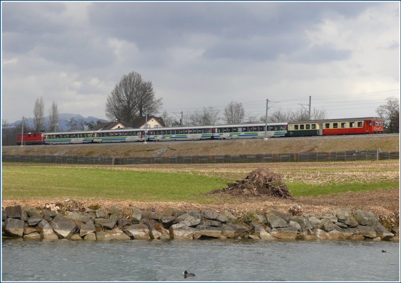 IR 2424 Voralpenexpress auf dem Seedamm Richtung Luzern. An der Spitze der zweifarbige BDt und am Schluss eine Re 4/4 II der SBB. (26.03.2009)