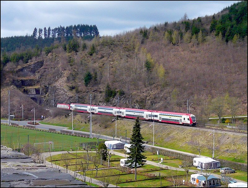IR 3710 hat am 12.04.08 den kurzen Tunnel  Mecher  verlassen und fhrt entlang des Camping Platzes dem Bahnhof von Clervaux entgegen.