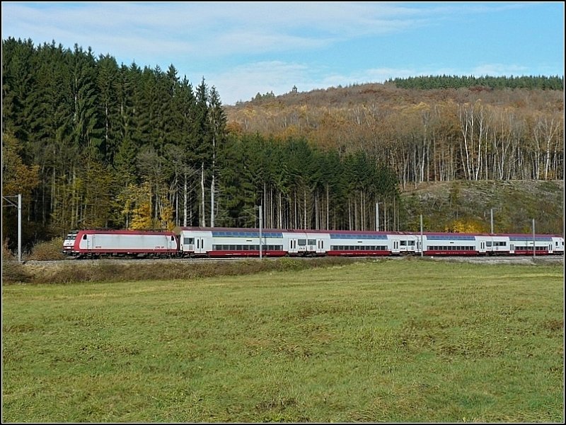 IR 3737 kommt am 04.11.08 aus Troisvierges und durchf�hrt das Tal der Clerve in der N�he von Mecher/Clervaux auf seiner Reise nach Luxemburg. (Hans)