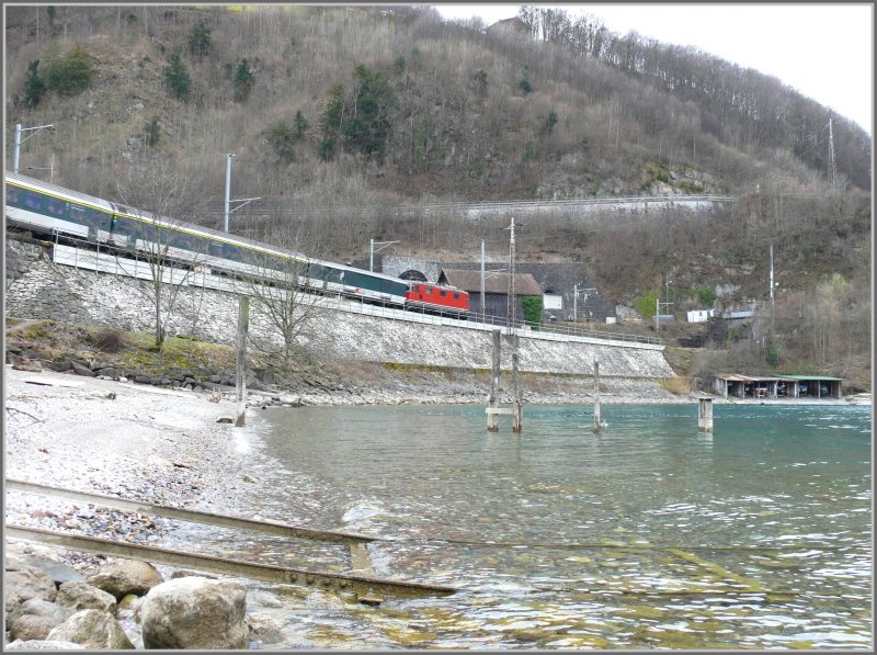 IR 778 vor Erreichen des Stutztunnel bei Tiefenwinkel. Wie man sieht kann man Schienen nicht nur fr die Eisenbahnen verwenden, sondern auch zum Wassern von Booten. (10.02.2008)