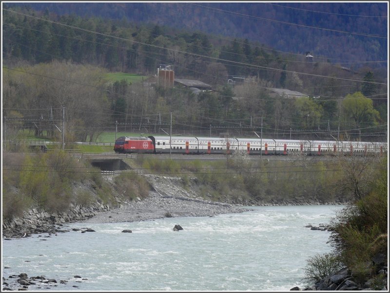 IR 782 bei der Trimmiser Rfe zwischen Chur und Landquart, einmal von der Nordseite des Rheins aus fotografiert. (18.04.2008)