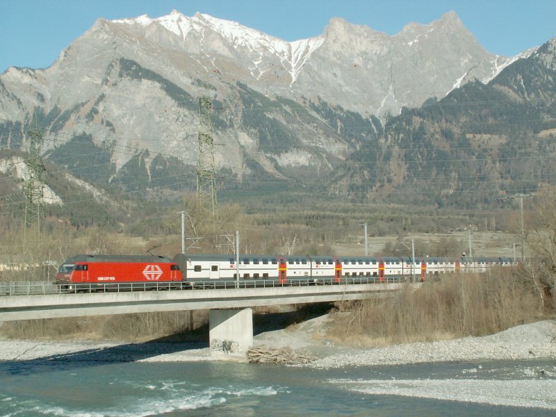 IR Doppelstockzug Chur-Basel am 09.02.07 auf der Rheinbrcke bei Bad Ragaz