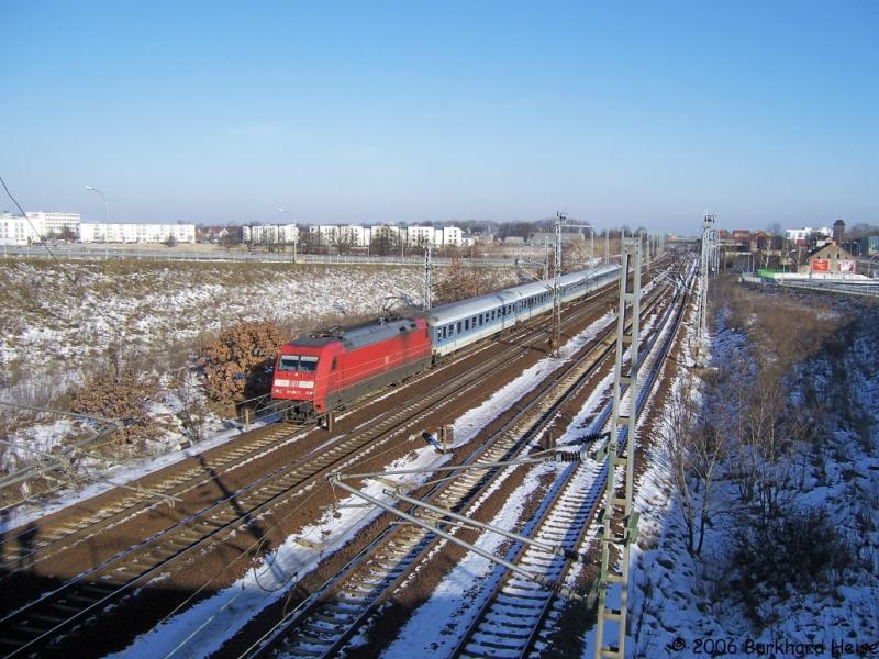 IR nach Chemnitz mit 101 099 kurz nach Ausfahrt aus Berlin-Schnefeld Flughafen am 22.1.2006.
