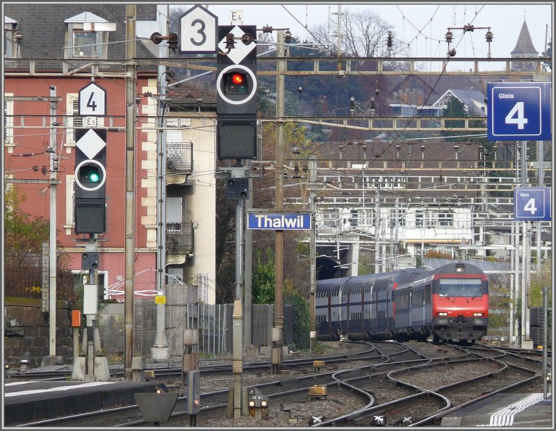 IR nach Luzern mit einstckigem Zusatzmodul verlsst den Tunnel aus Zrich kurz vor dem Bahnhof Thalwil. (13.11.2007) 