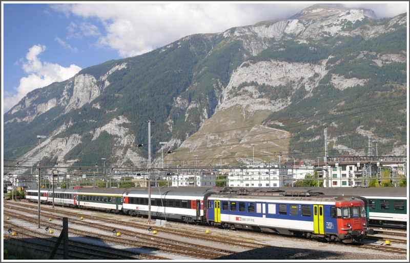 IR10790 ist der schnelle Anschlusszug vom BerninaExpress nach Zrich HB und wird mit RBe 540 018-1 gefhrt. Tagsber bleibt er in Chur abgestellt. (28.09.2009)