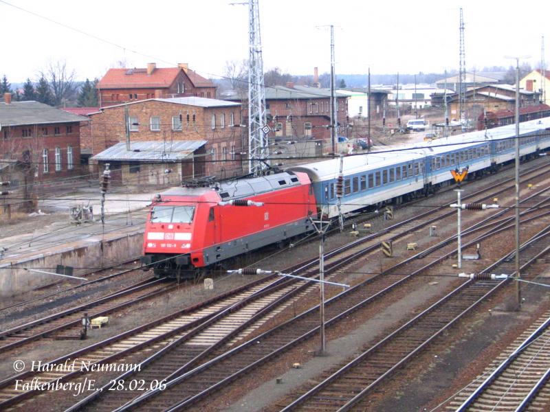 IR2285 Berlin - Chemnitz am 28.02.06 durchfhrt den unteren Bahnhof in Falkenberg/Elster.