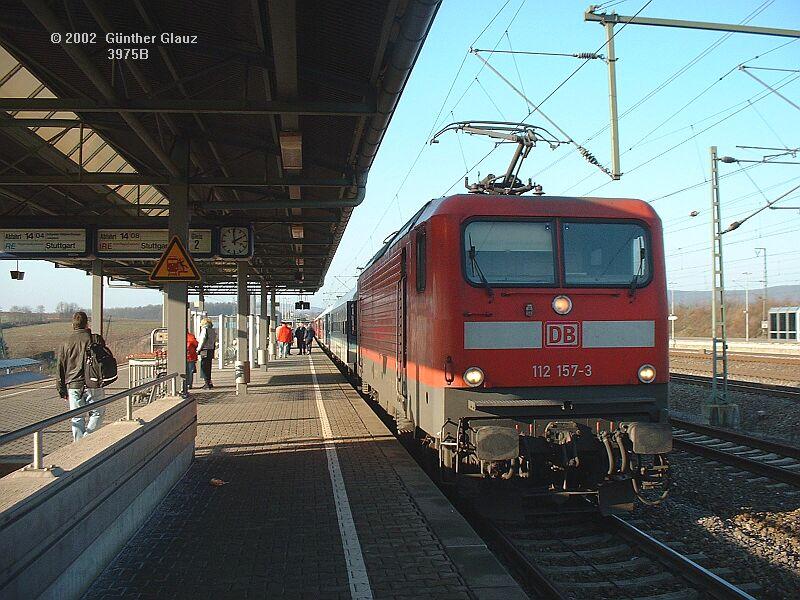 IRE 19132/133 mit 112 109 und 112 157 an beiden Enden des Zuges am 19.12.2002 in Vaihingen/Enz. Dazwischen 6 IR-Wagen, als DB-Regio-Wagen beschriftet. Der Zug fhrt seit dem 15.12.2002 ber die Schnellfahrstrecke in 16 Minuten ohne Zwischenhalt von Stuttgart nach Vaihingen/Enz und darf mit Verbundfahrkarten benutzt werden.