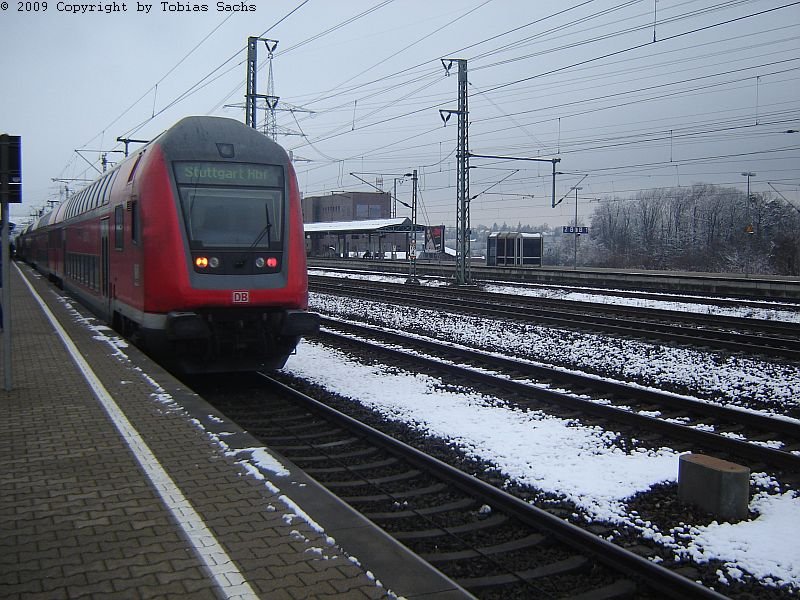 IRE 19379 in Richtung Stuttgart Hbf am 12.12.2008 um 13:51 Uhr in Vaihingen/Enz.