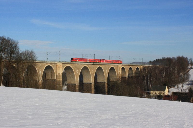 IRE 3086  Franken-Sachsen-Express  von Dresden nach Nrnberg hier beim berqueren des Frankensteiner Viaduktes bei Oberschna, 13.01.09
