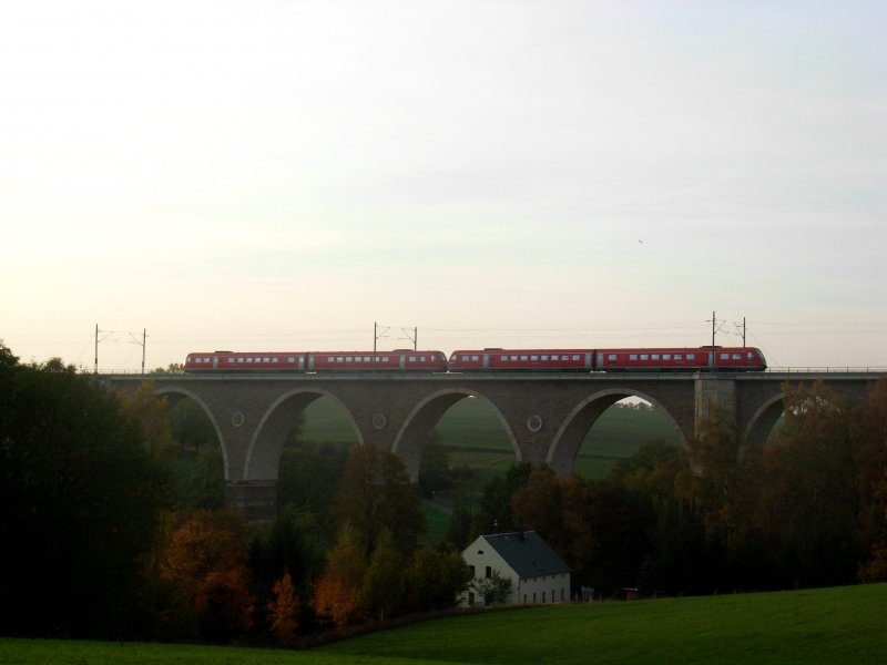 IRE 3092  Franken-Sachsen-Express  Nrnberg-Dresden auf dem Frankensteiner Viadukt, kurz vor Freiberg, 10.10.08