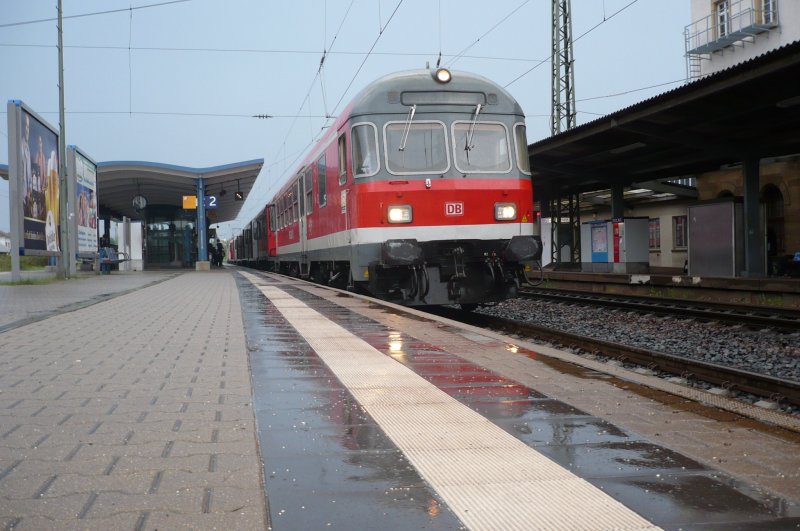 IRE 3277 aus Stuttgart legte hier in Reutlingen am 14.05.09 bei Abenddmmerung eine kurze Pause ein.
Das Schicksal wollte es wohl, dass meine Memory card gerade dann den Geist aufgeben musste, als eine BR 111, die sich hinten am Haken befand, an mir vorbei sauste. So ein Pech aber auch...
Bahngru an euch sowie auch an den freundlichen Tf.