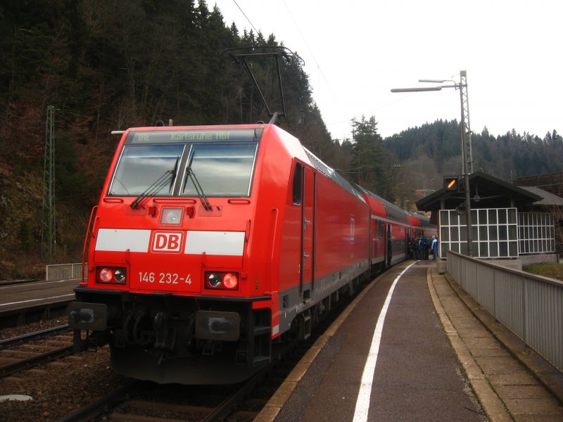 IRE 4710  nach Karlsruhe mit Schublok 146 232-4 die wohl gerade aus der  Waschanlage kam in Triberg am 13.1.08 