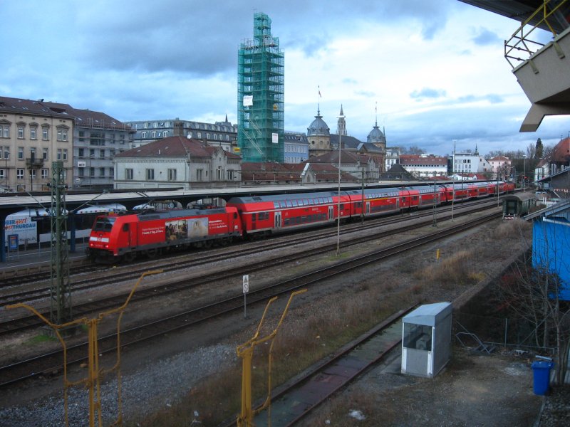 IRE 4711 (6Pack) mit Zuglok 146 229-0 und Schublok 146 (232-239 eine von denen ist mglich konnte ich leider nicht erkennen) im Bahnhof Konstanz. BAld geht es als  RE 4718 zurck