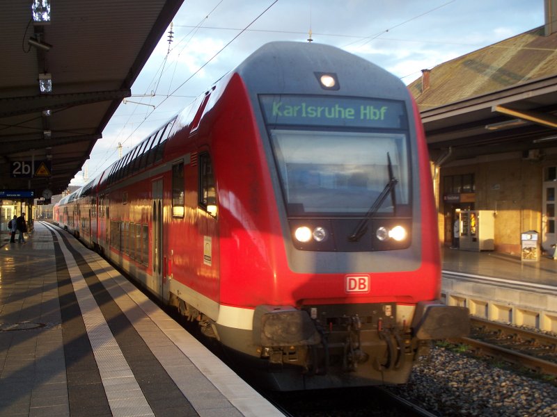 IRE aus Stutttgart nach Karsruhe Hbf. bei der Einfahrt in Karlrsruhe Durlach Bf. Aufgenommen in den letzten Sonnenstrahlen des 7. Mrz 2007 