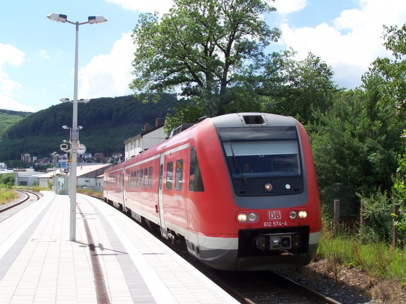 IRE von Ulm Hbf nach Aalen. Hier die Br.612 574-4 bei der Ausfahrt aus dem Bahnhof Oberkochen, nchster Halt >> Aalen. Aufgenommen am 16.Juni 2007