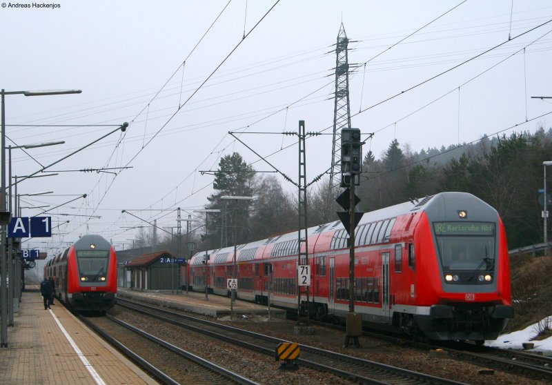 IRE4714 (Radolfzell-Karlsruhe Hbf) mit Schublok 146 229-0 bei der Ausfahrt St.Georgen(Schwarzw) 1.4.09. Links steht RE 4712 (Radolfzell-Karlsruhe) mit Schublok 146 239-9.Der Zug war in einen PU verwickelt. Weshalb IRE4714 auch an den RE Halten hielt