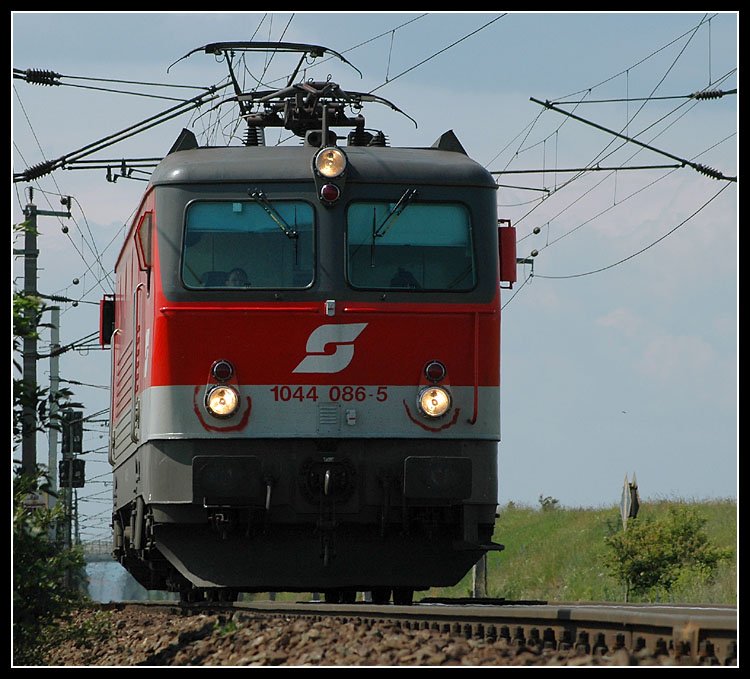 Irgend jemand hat dieser Sumsi Augenrnder verpat. 1044 086 am 9.6.2006 bei der Einfahrt in Gramatneusied.
