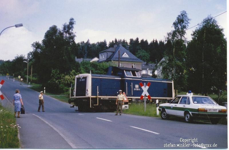 Irgendwann in den 80er Jahren: 211303 vom Bw Hof hat wohl gerade einen Kohlensurewagen zur Ladestelle Wiede gebracht. Das war bis 1986 das letzte Teilstck der Hllentalbahn, das bedient wurde.
 Wir sehen die Lok bei der Rckfahrt zum Bf. Marxgrn als sie die Strae nach Lichtenberg mit Polizeischutz berquert. In den Jahren davor blieb die Lok whrend des Ladevorgangs (halber Nachmittag oder so) am Wagen an der Ladestelle stehen, weil kein Prellbock richtung weitere Strecke bestand .... Zum Aufnahmezeitpunkt musste schon in den Bf. zurckgefahren werden weil ein Prellbock aufgebaut war.

Die Initiative HOELLENNETZ e.V. kmpft seit Jahren fr die Wiederinbetriebnahme diese immer noch gewidmeten Strecke, die in nur knapp 6 Km bayerisches und thringisches Netz (beide in Betrieb) verbinden und grosse Effekte bringen wrde!