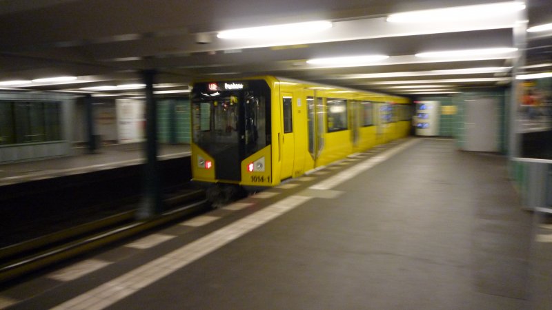 Irgendwie ist das Bild verschwommen, aber dennoch irgendwie interessant. Mir gefllt es. Eine U-Bahn Berlin Baureihe HK auf der U2.