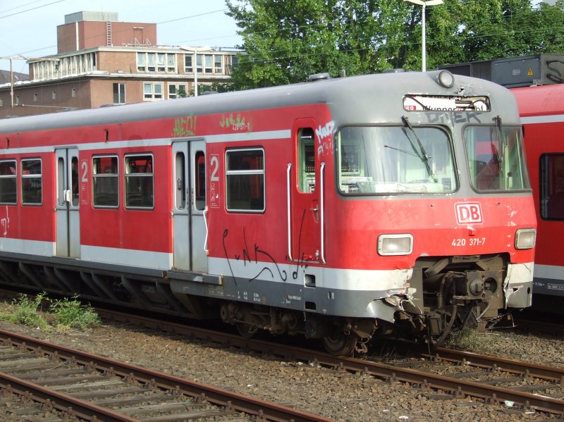 Irgendwie kaputt und gecrashed sieht er aus, der 420 371, der frher in Stuttgart seinen Dienst tat und nun in Essen seinem Ende entgegensieht... einfach traurig =( (Essen Hbf, 07.08.2008)