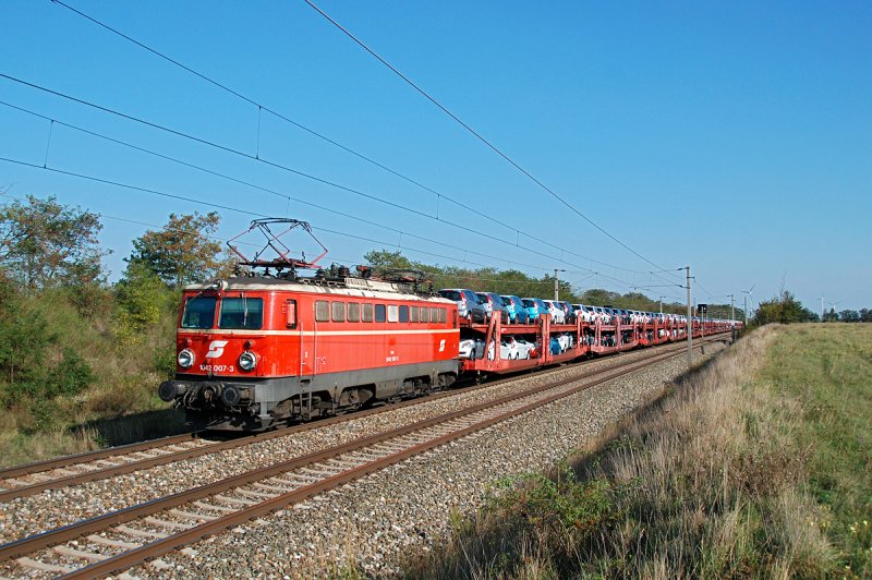 Irgenwie unverwstlich, diese 1042 007 ! Am 25.09.2009 befrdert sie einen Suzuki-Autoganzzug Richtung Wien. Die Aufnahme ist in der Nhe von Parndorf entstanden.