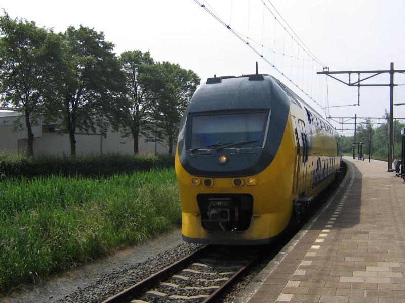 IRM 8745 als trein 3630 naar Zwolle te Olst - 18 juni 2006
